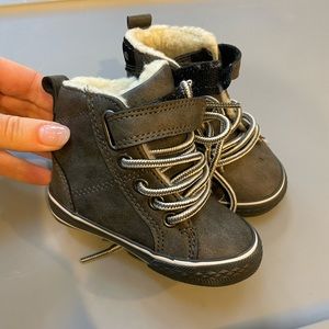 Baby fur lined boot, gray leather, size 4.